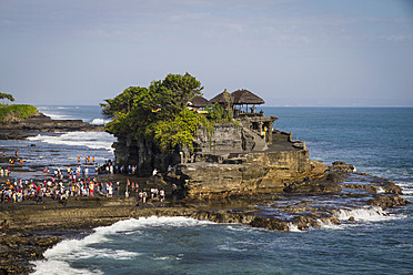 Indonesien, Bali, Touristen im Tanah-Lot-Tempel - MBEF000494