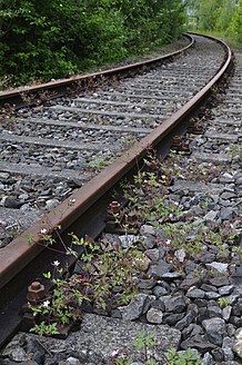 Deutschland, Bayern, Blick auf Bahnstrecke mit Unkraut - AXF000252