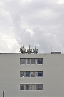 Deutschland, Bayern, Blick auf Haus mit Satellitenschüsseln - AXF000276
