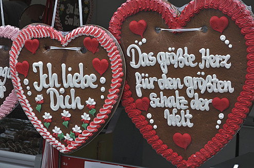 Germany, Bavaria, Close up of gingerbread hearts - AXF000280