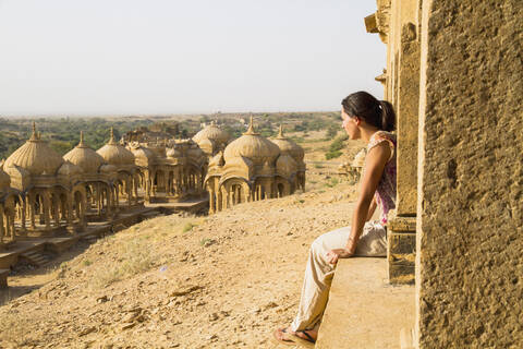 Indien, Rajasthan, Jaisalmer, Tourist bei Bada Bagh Cenotaphs, lizenzfreies Stockfoto