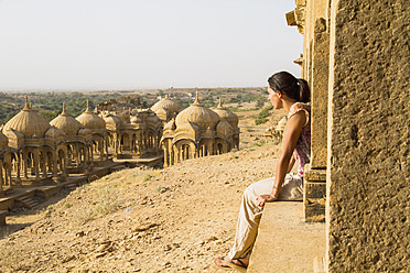 Indien, Rajasthan, Jaisalmer, Tourist bei Bada Bagh Cenotaphs - MBEF000487