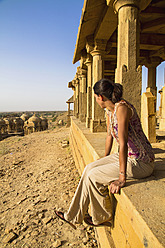 Indien, Rajasthan, Jaisalmer, Tourist bei Bada Bagh Cenotaphs - MBEF000506