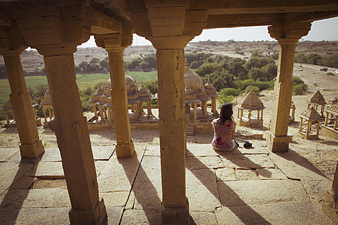 Indien, Rajasthan, Jaisalmer, Tourist bei Bada Bagh Cenotaphs - MBEF000488