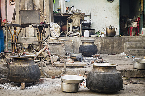 Indien, Ahmedabad, Blick auf die Straßenküche - MBEF000475