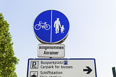 Austria, Road sign for cyclists and pedestrians - EJWF000105