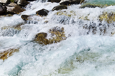 Österreich, Blick auf Wasserfall - EJWF000115