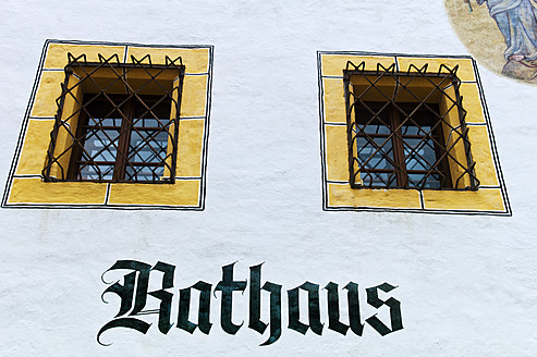 Österreich, Vergitterte Fenster des alten Rathauses - EJWF000116