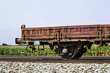 Österreich, Güterzugwaggons auf Schienen - EJWF000127