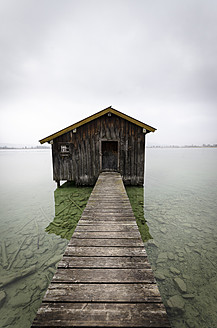 Deutschland, Blick auf das Badehaus am Kochelsee - MBOF000009