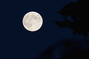 Germany, Bavaria, Full moon, close up - UMF000462
