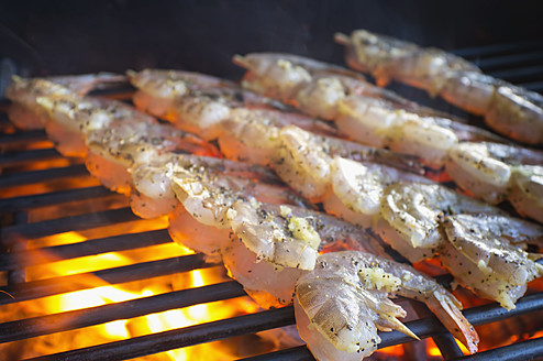 USA, Texas, Garnelenspieße beim Grillen auf einem heißen Grill, Nahaufnahme - ABAF000273