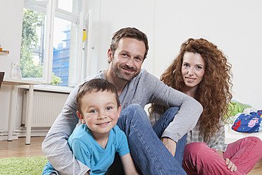 Germany, Berlin, Portrait of family at home, smiling - RBF000961