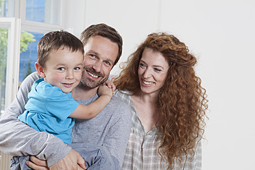 Germany, Berlin, Close up of family, smiling - RBF000965