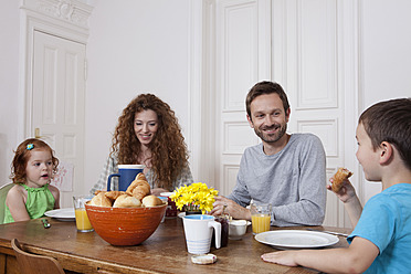 Deutschland, Berlin, Familie beim Frühstück, lächelnd - RBF000994