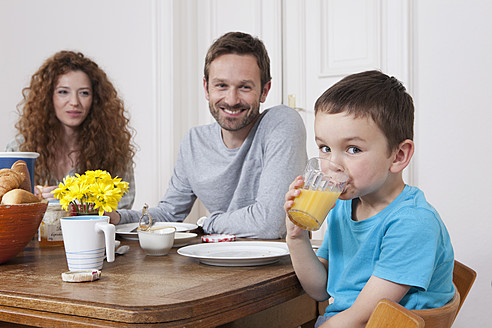 Deutschland, Berlin, Familie beim Frühstück, lächelnd, Porträt - RBF000995
