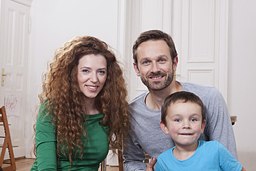 Deutschland, Berlin, Porträt einer Familie zu Hause - RBF001005