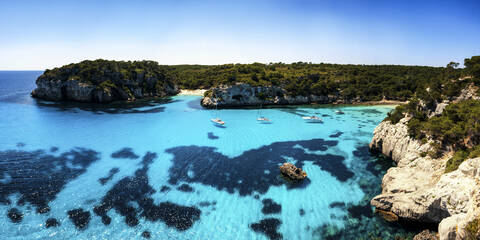 Menorca, Blick auf die Balearischen Inseln mit Booten, lizenzfreies Stockfoto