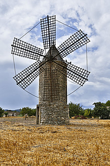 Spanien, Mallorca, Porreres, Blick auf alte Windmühle - MAEF004885