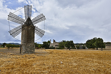 Spanien, Mallorca, Porreres, Blick auf alte Windmühle - MAEF004886