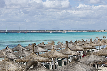 Spanien, Mallorca, Sonnenschirme aus Stroh in Es Trenc - MAEF004896