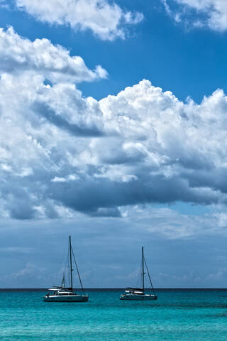 Spanien, Mallorca, Blick auf Segelboote bei Es Trenc, lizenzfreies Stockfoto