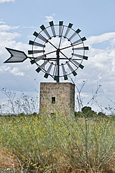 Spanien, Mallorca, Blick auf eine Windmühle - MAEF004899