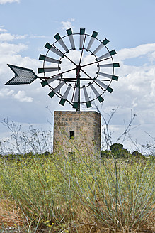 Spanien, Mallorca, Blick auf eine Windmühle - MAEF004899