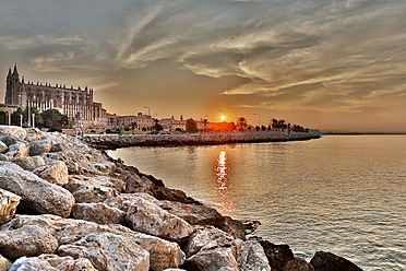 Spanien, Palma, Mallorca, Blick auf die Kathedrale von Palma bei Sonnenaufgang - MAEF004910