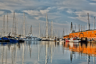 Spanien, Palma, Mallorca, Boote im Hafen vertäut - MAEF004924