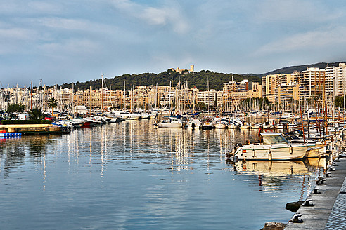 Spanien, Palma, Mallorca, Boote im Hafen vertäut - MAEF004925
