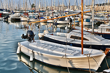 Spanien, Palma, Mallorca, Boote im Hafen vertäut - MAEF004926