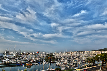 Spanien, Palma, Mallorca, Boote im Hafen vertäut - MAEF004912