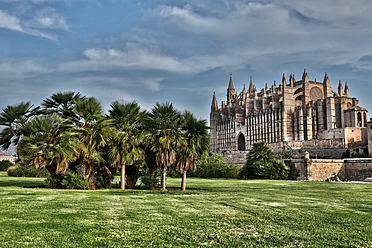 Spain, Palma, Mallorca, View of cathedral Santa Maria - MAEF004917