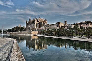 Spanien, Palma, Mallorca, Blick auf die Kathedrale Santa Maria - MAEF004918