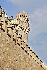 Spanien, Palma, Mallorca, Blick auf Festungsmauer und Turm - MAEF004923