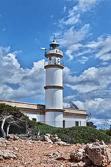 Spanien, Mallorca, Blick auf den Leuchtturm am Cap de Ses Salines - MAEF004929