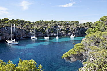 Spanien, Mallorca, Blick auf Bucht mit Segelboot bei Cala Pi - MAEF004937