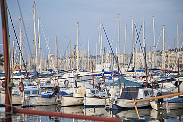 Spanien, Palma, Mallorca, Boote im Hafen vertäut - MAEF004950