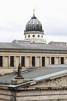 Berlin, Blick auf Konzertsaal mit Statue am Gendarmenmarkt - JMF000185