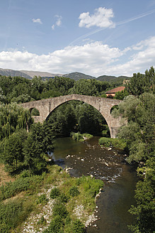 Spanien, Katalonien, Sant Joan de les Abadesses, Blick auf alte Steinbrücke über den Fluss Ter - JMF000205