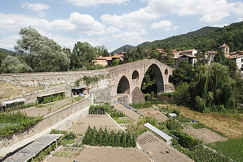 Spanien, Katalonien, Sant Joan de les Abadesses, Blick auf alte Steinbrücke über den Fluss Ter - JMF000206