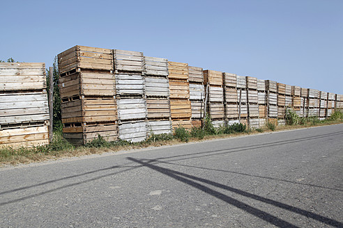 Spanien, Katalonien, Holzkisten einer Apfelplantage auf der Straße - JMF000230