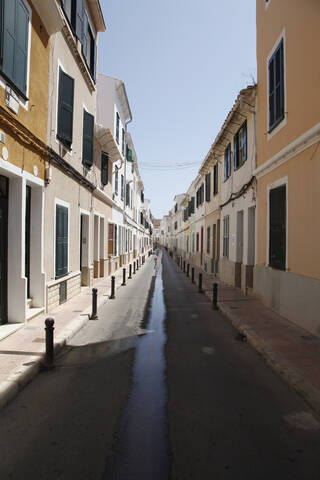 Spanien, Menorca, Blick auf die Straße, lizenzfreies Stockfoto