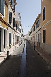 Spanien, Menorca, Blick auf die Straße - JMF000216