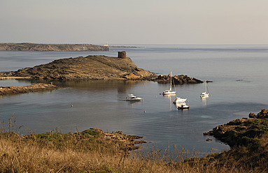 Spanien, Menorca, Blick auf Bucht mit Booten - JMF000225