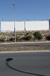Spanien, Menorca, Blick auf Straße mit Werbetafel - JMF000228