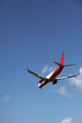 Deutschland, Berlin, Passagierflugzeug in der Luft in Tegel - JMF000233