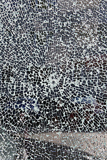 Zerbrochenes Glasfenster einer Telefonzelle, Nahaufnahme - JMF000234