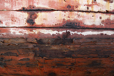 Spanien, Nahaufnahme einer alten Farbe auf einem Schiffsrumpf - JMF000240
